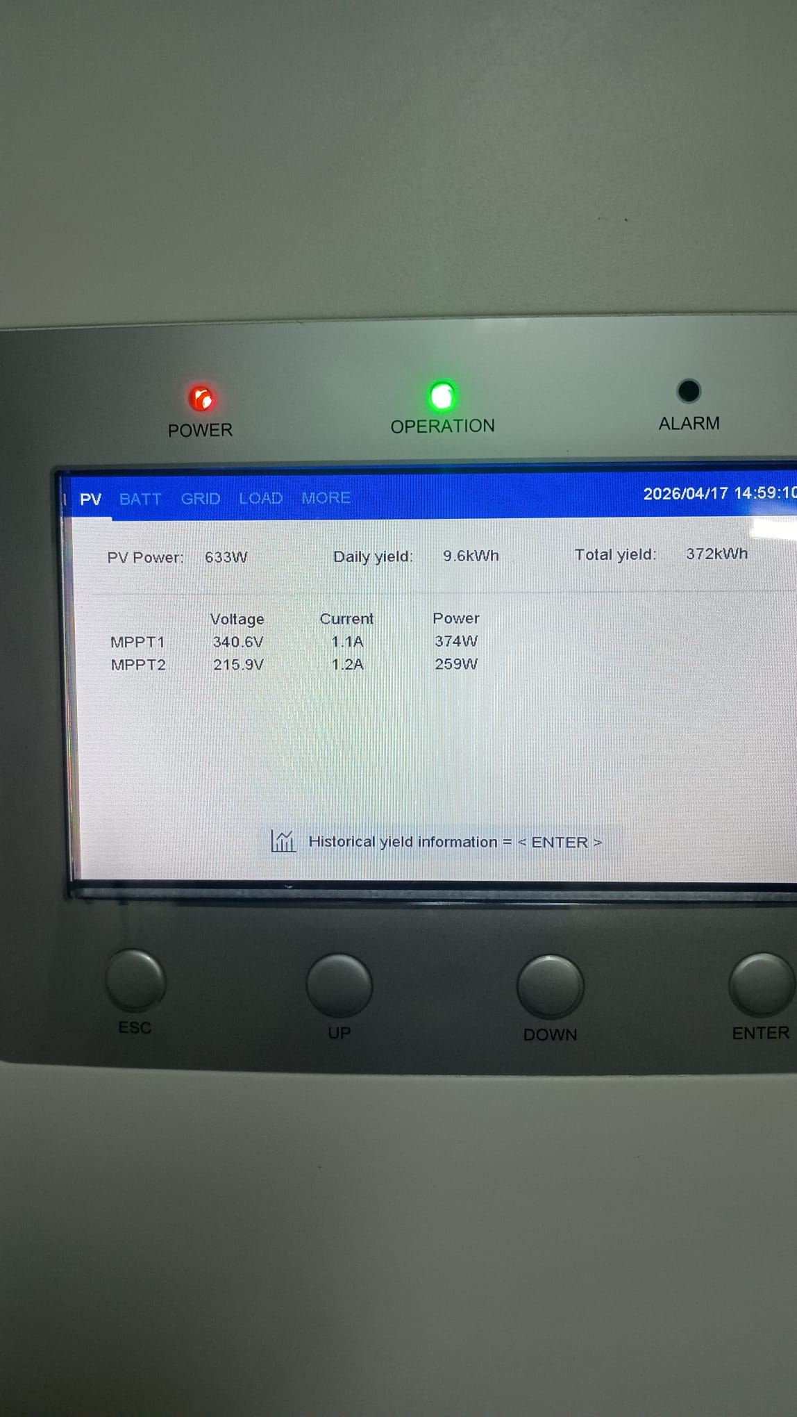 Captură a interfeței de monitorizare, arătând producția PV și datele MPPT. Dreapta: Cofretul tehnic cu Smart Meter Eastron și organizarea cablajului DC/AC.